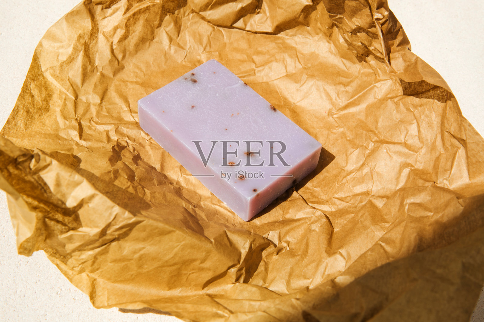 手工香皂由天然成分，各种草药，薰衣草。可持续使用的概念，沐浴产品在牛皮纸上照片摄影图片