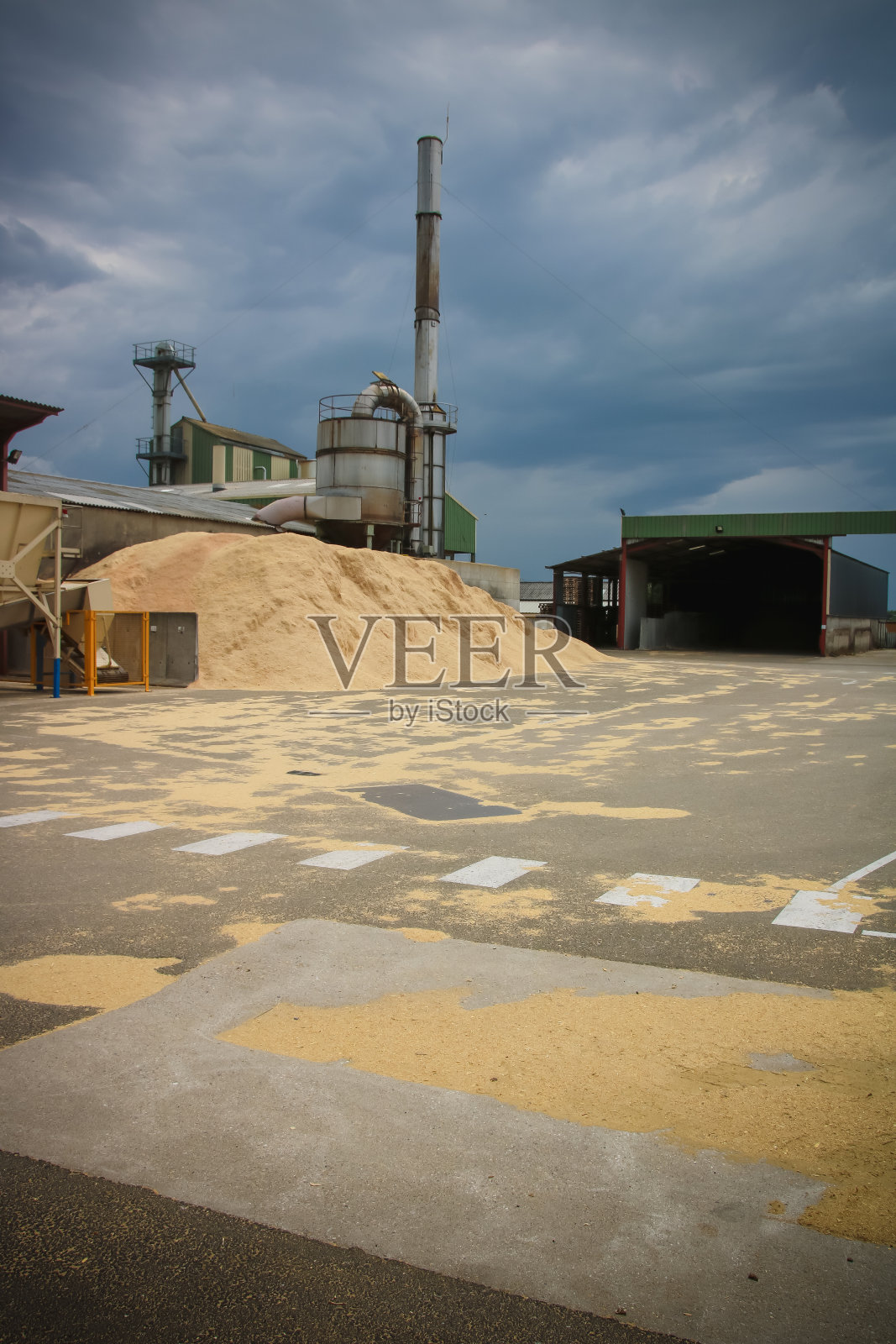 多云天空下的工厂照片摄影图片