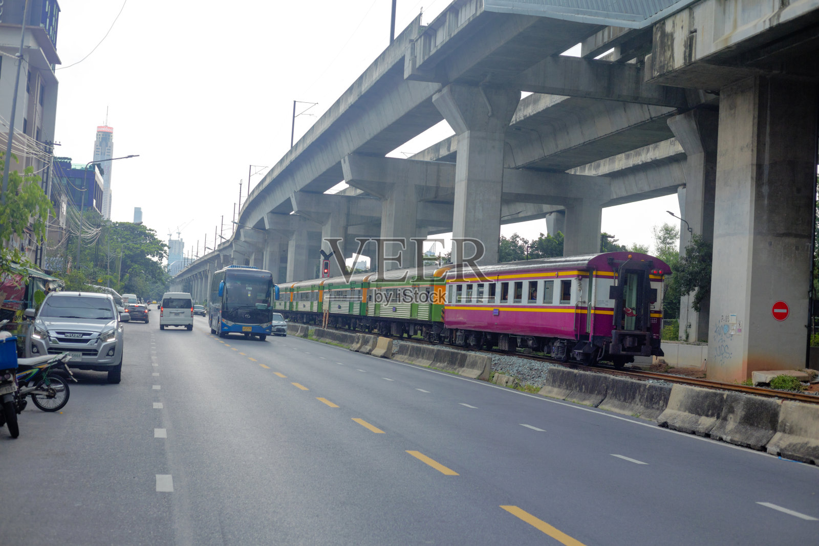 从Makkasan火车站下车的老泰国火车照片摄影图片
