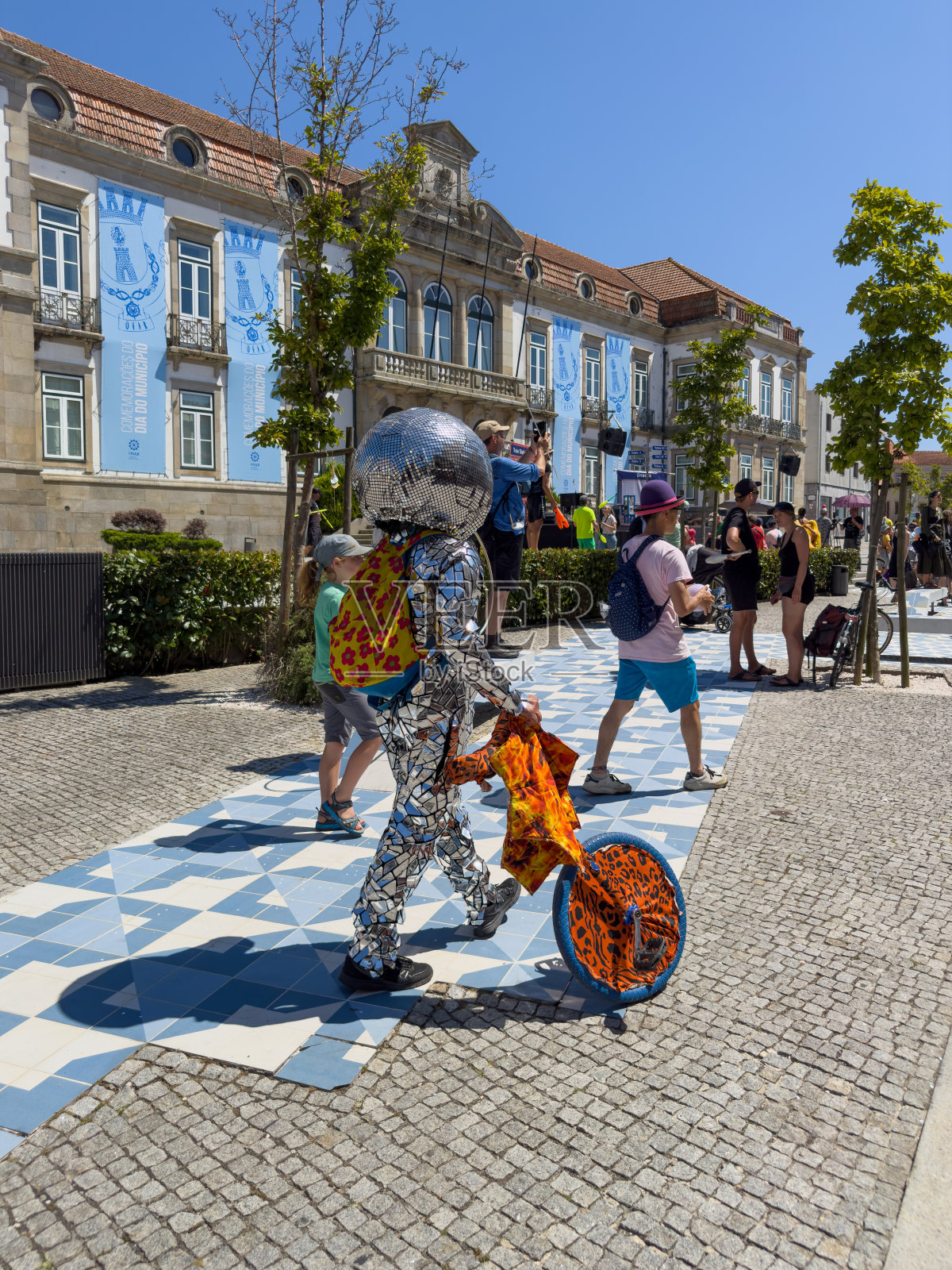 不同民族的人在街上表演杂耍照片摄影图片