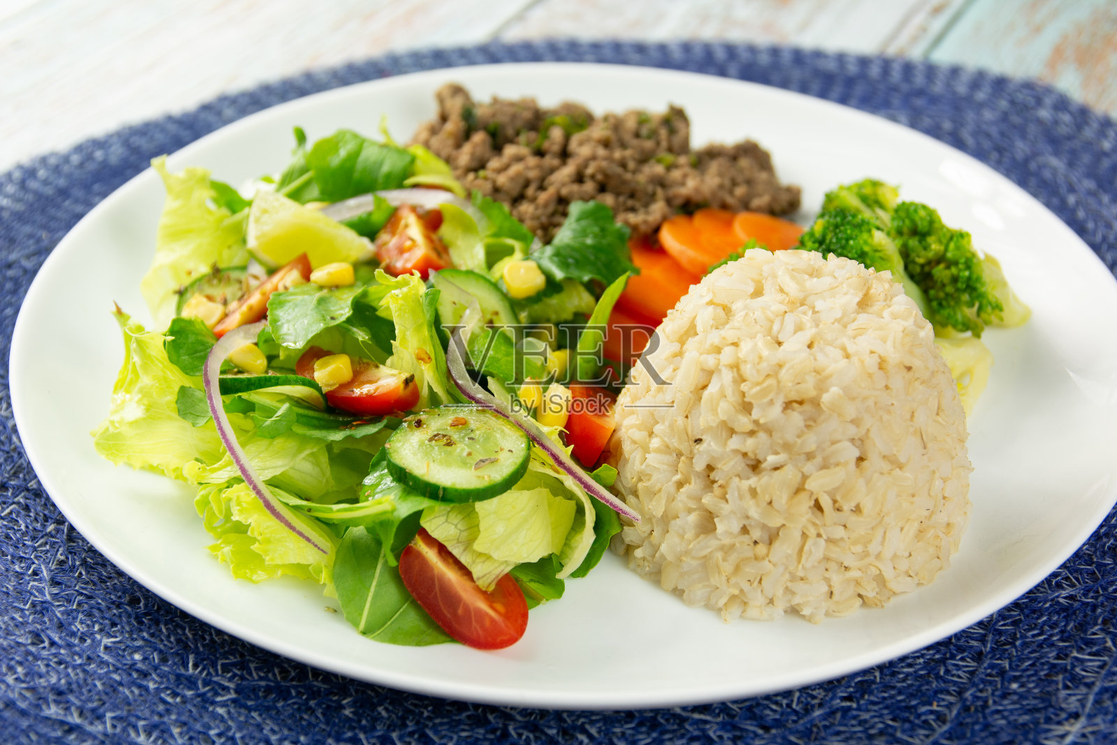 健康餐盘，有碎牛肉，糙米，蔬菜和新鲜沙拉照片摄影图片