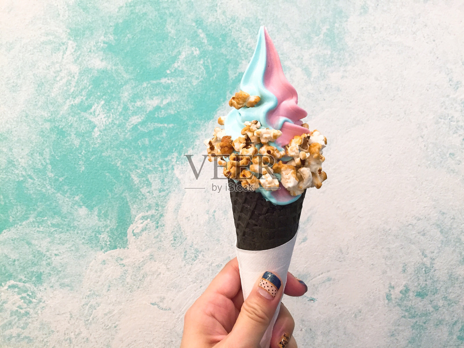 手拿冰淇淋的裁剪图像照片摄影图片