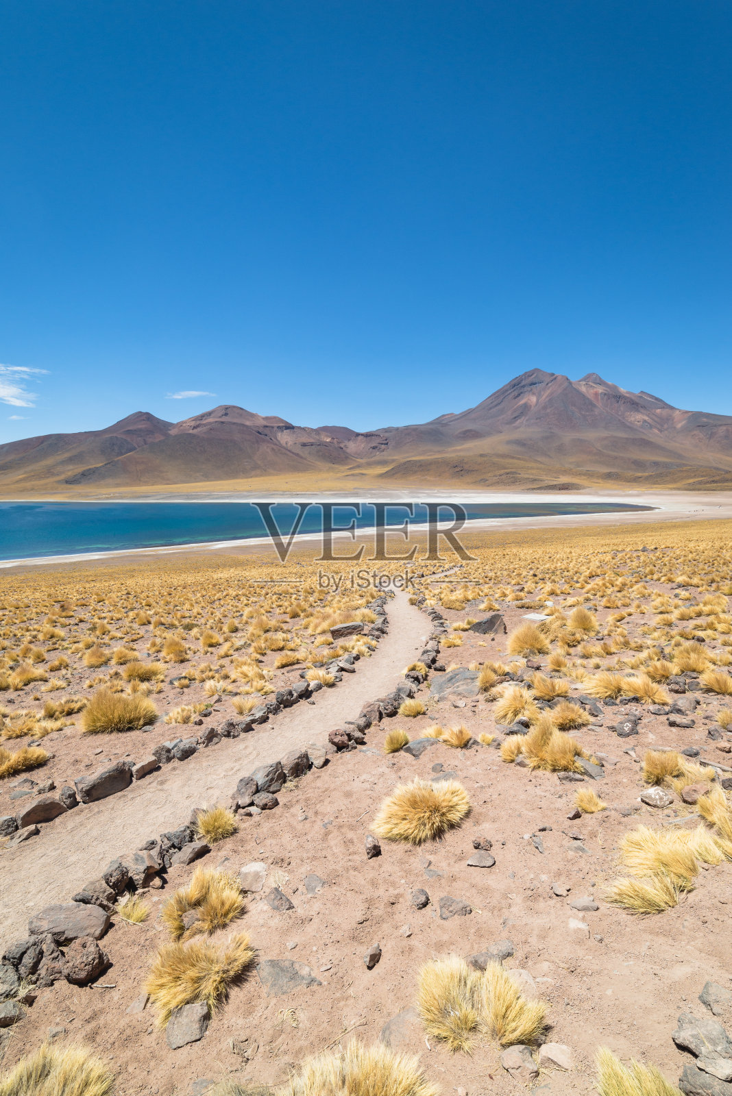 风景秀丽的湖和山对清澈的蓝天照片摄影图片