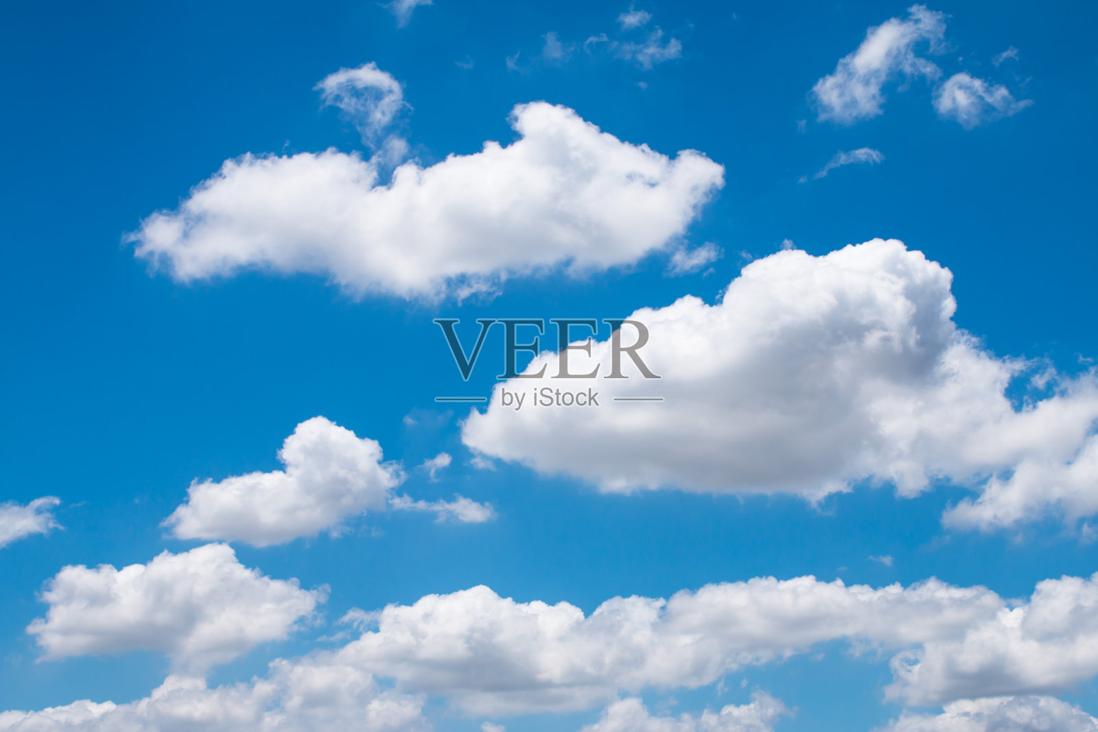 多云天空的低角度视图照片摄影图片