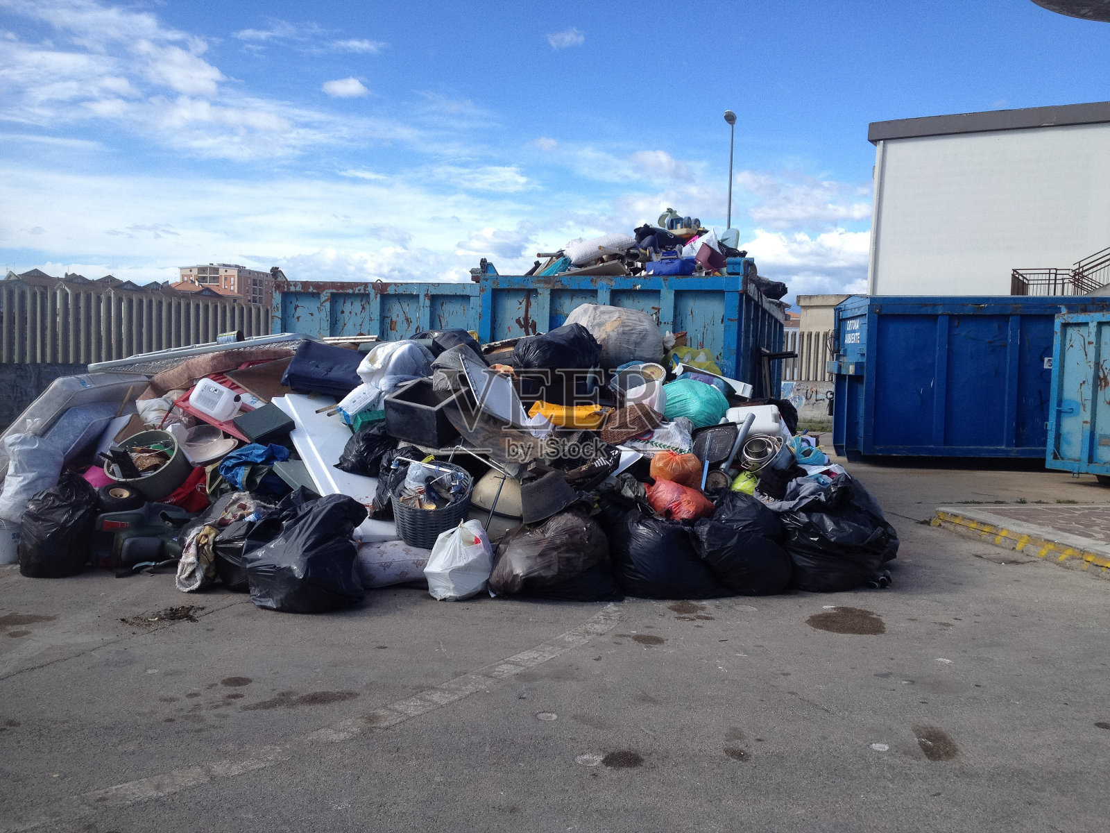 垃圾场里的垃圾堆对着天空照片摄影图片