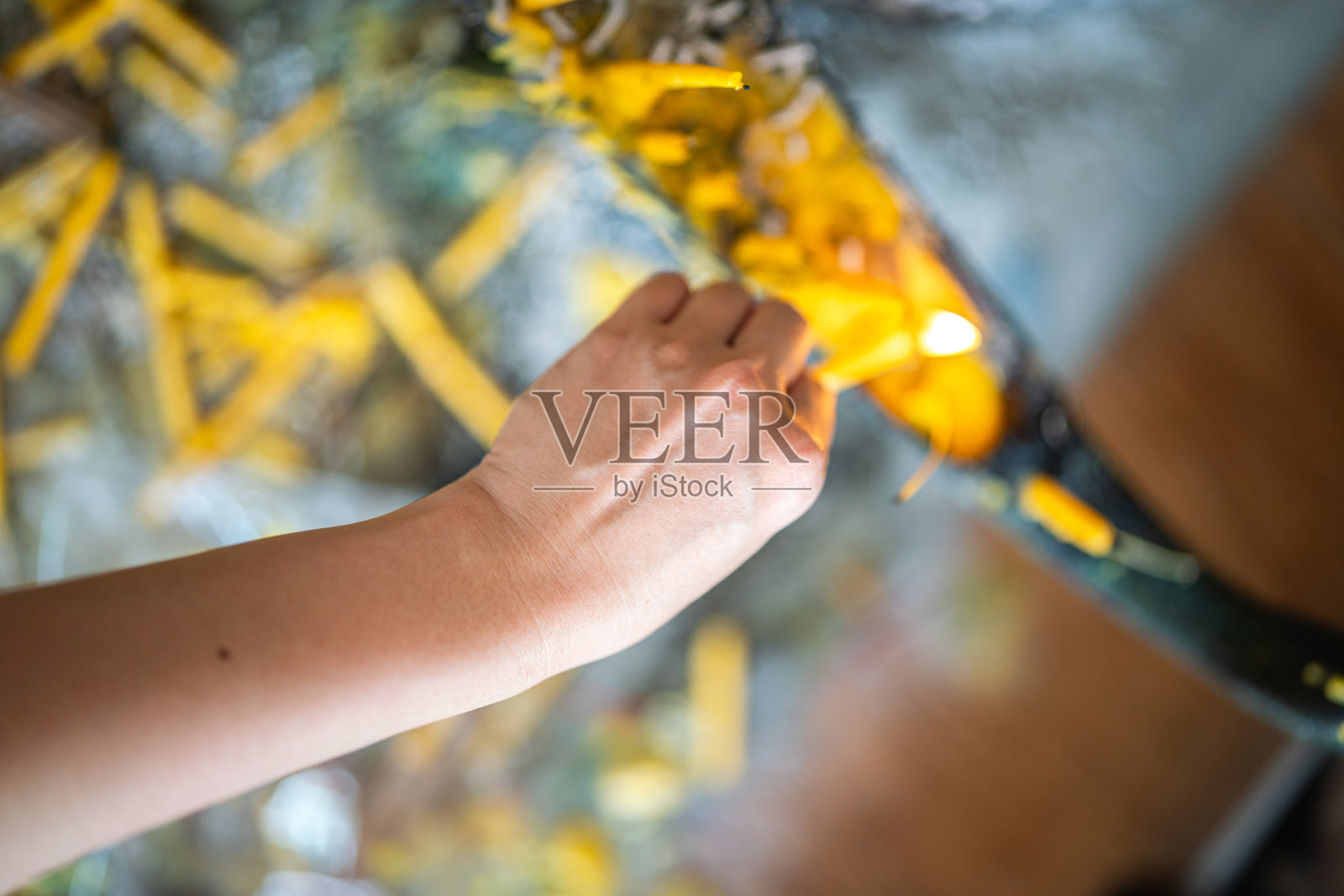 为做礼拜点燃烛光。照片摄影图片