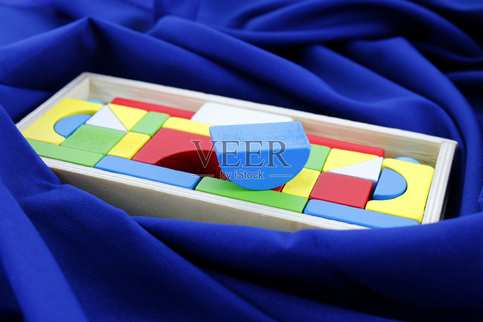 木盒与彩色几何图形照片摄影图片