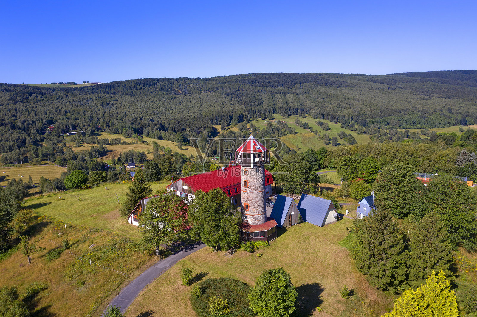 Ruzovy vrch(粉红山)上的瞭望塔——捷克共和国矿石山的景观照片摄影图片