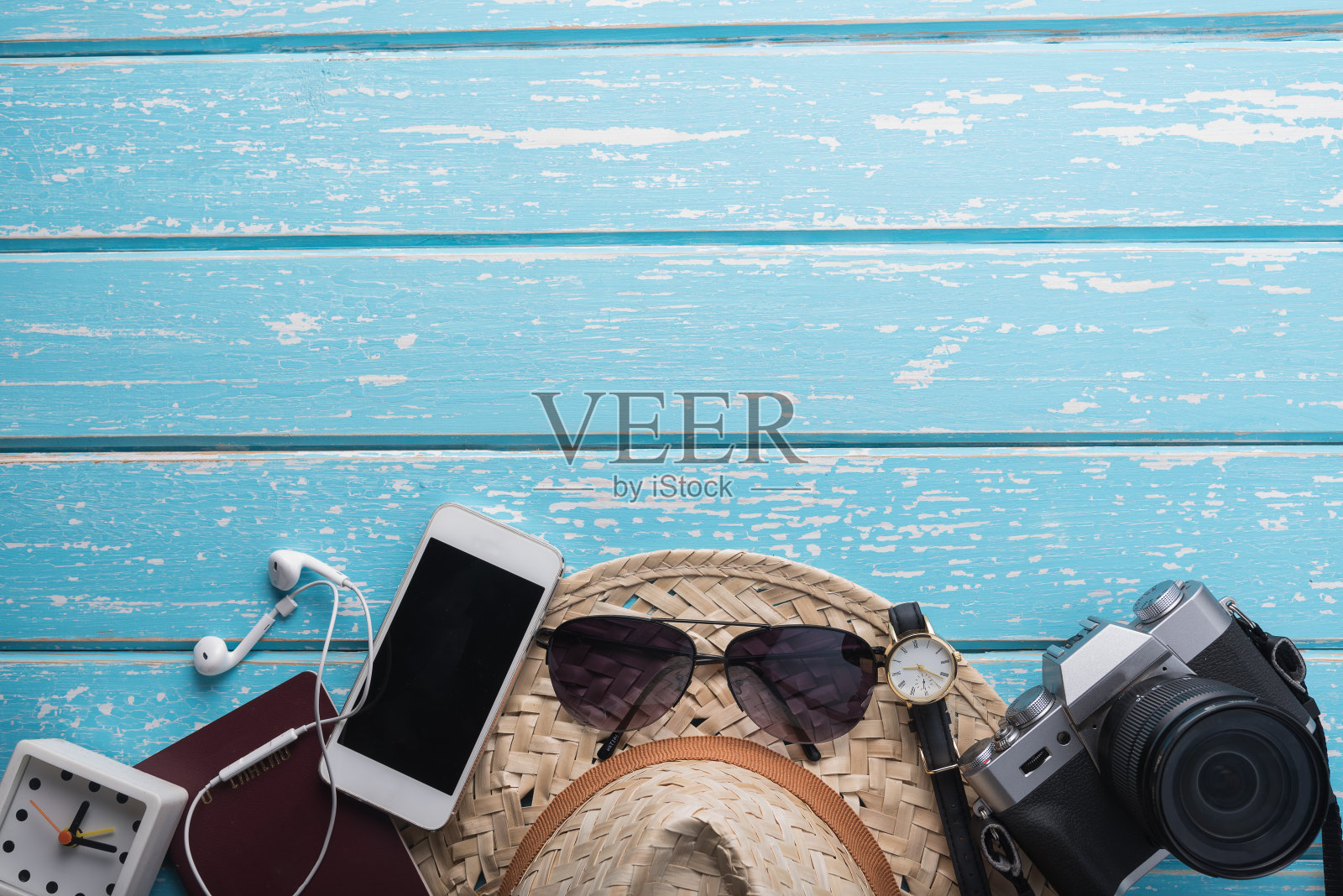 桌子上各种物体的正上方镜头照片摄影图片