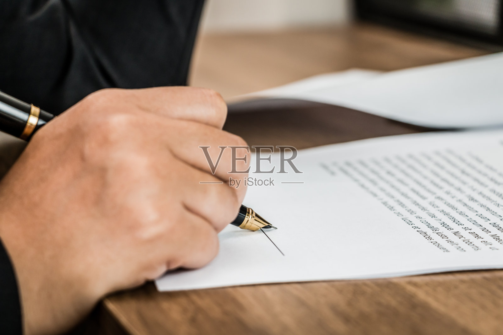 裁切的手写文件在办公室照片摄影图片