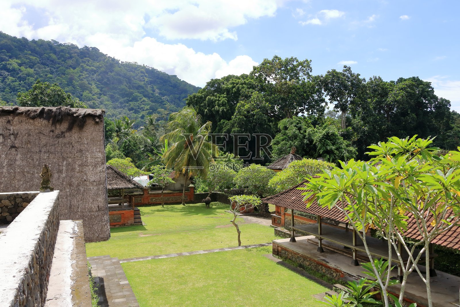 Tenganan村，印度尼西亚巴厘岛靠近candiasa的原始巴厘人居住的村庄照片摄影图片