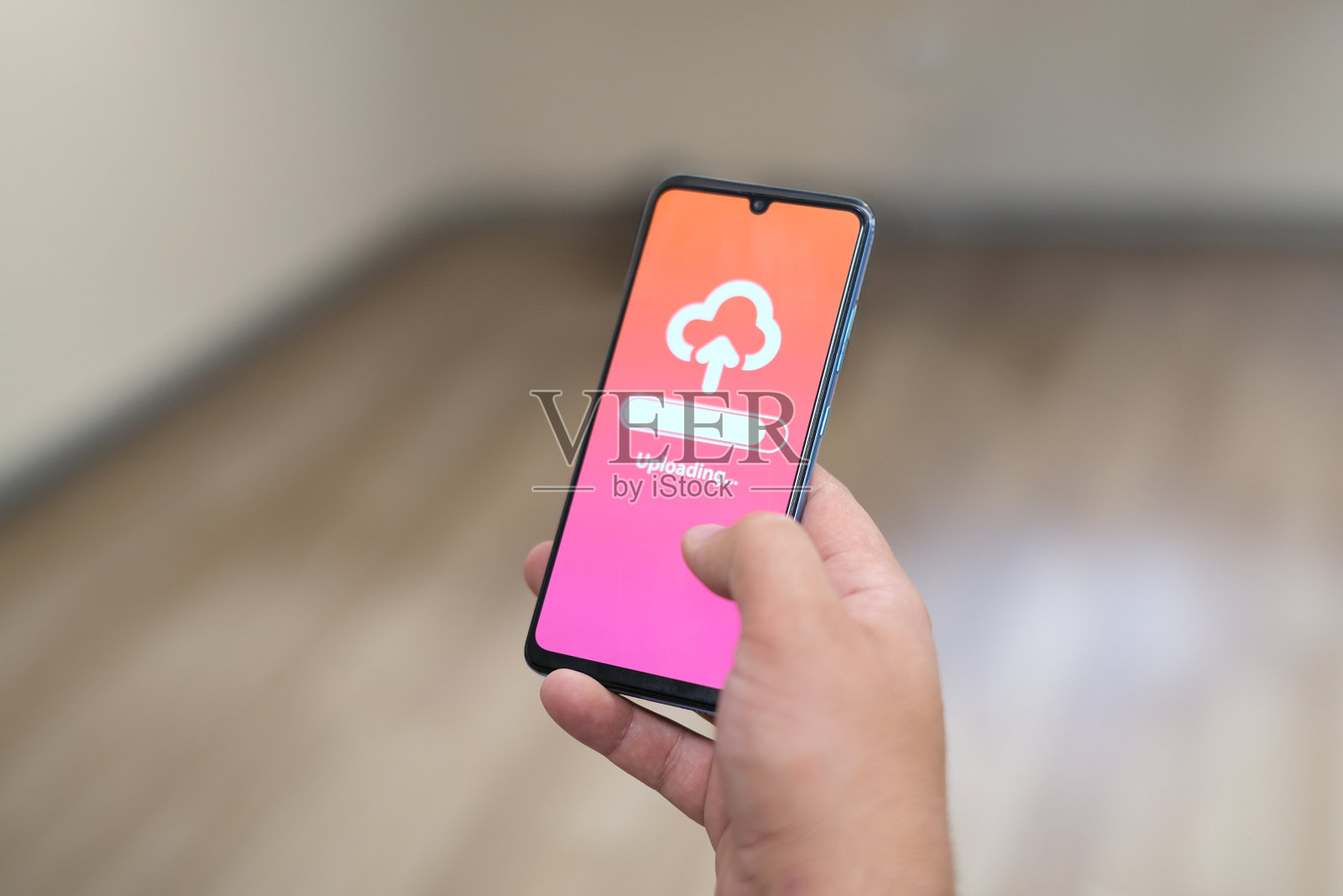 智能手机屏幕上的“下载和上传”概念。照片摄影图片