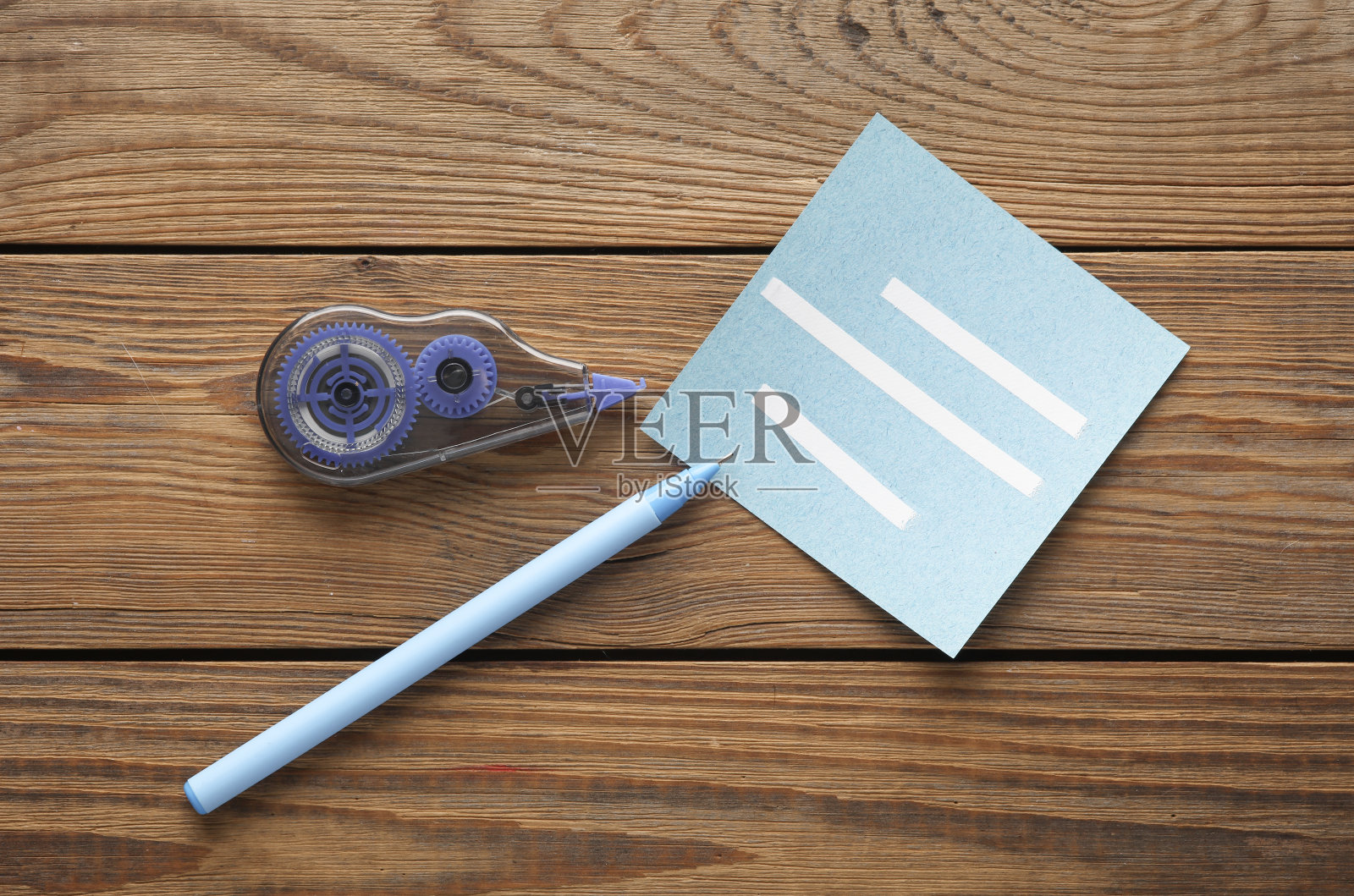 带备忘纸和笔的木制背景磁带校正器。俯视图照片摄影图片