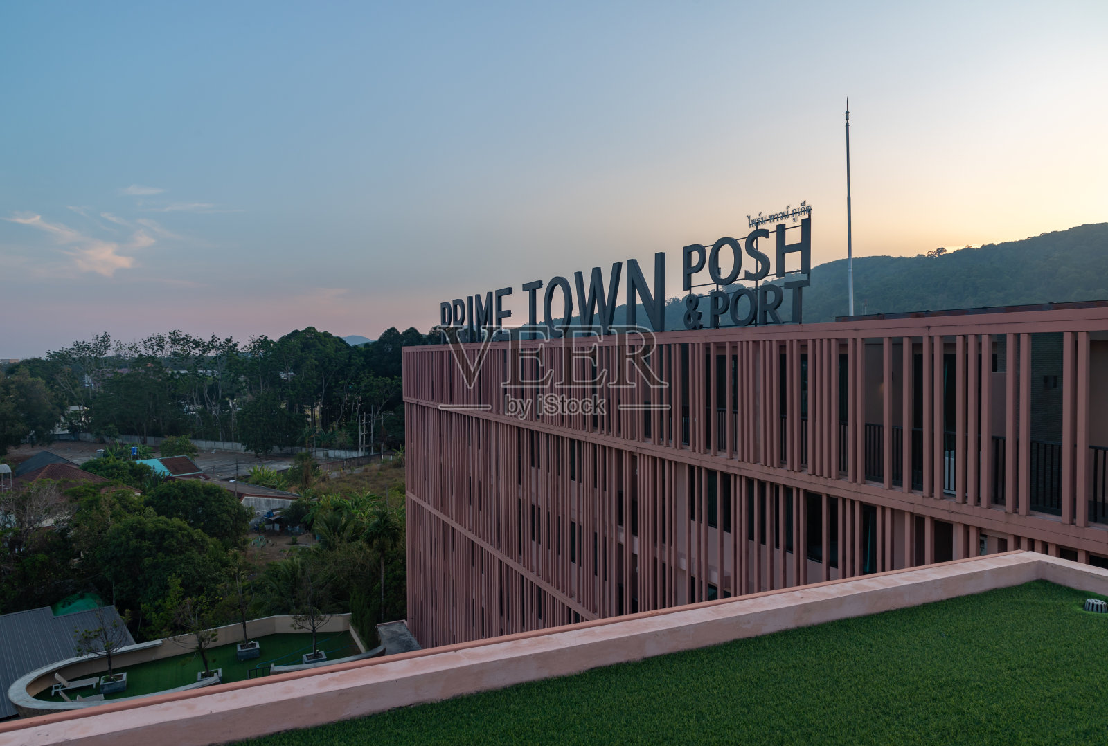 黄金小镇豪华和港口酒店-普吉岛日落照片摄影图片