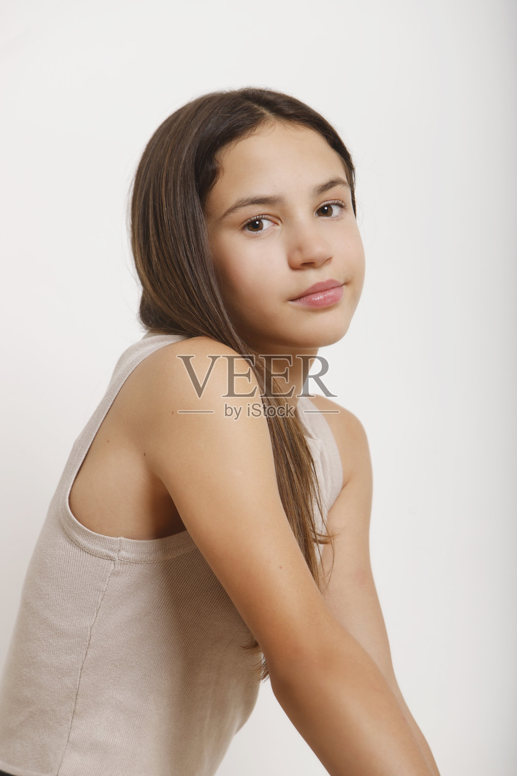 看着镜头表情甜美的少年照片摄影图片