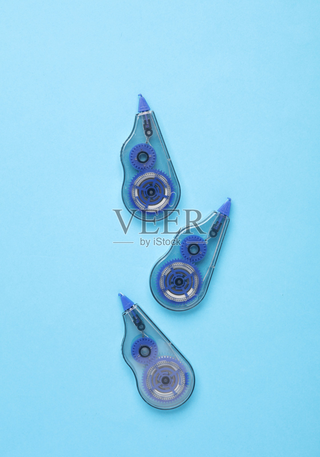 粉红色背景上的磁带校正器。俯视图照片摄影图片