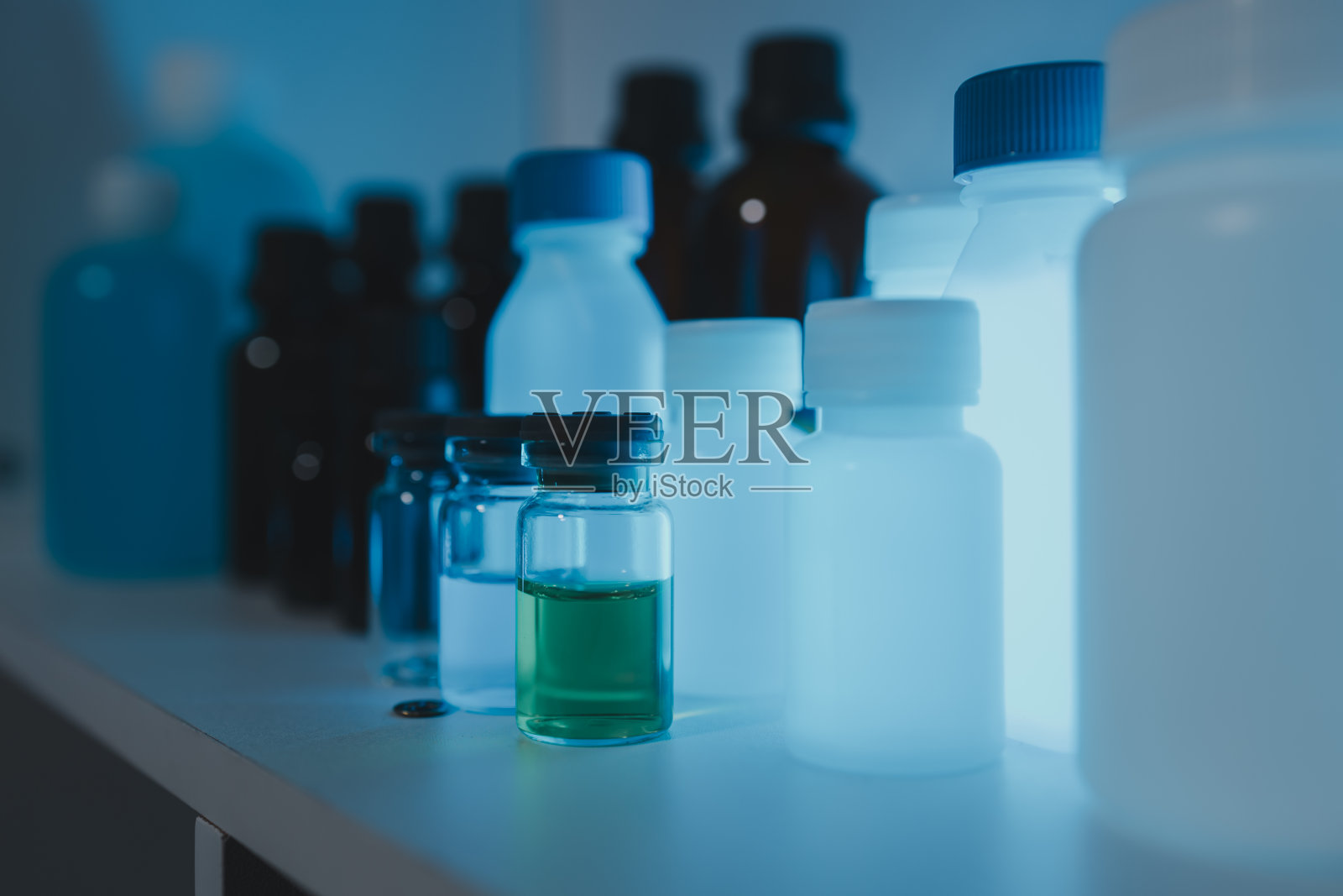 实验室里有很多设备，实验室里的空气中充满了实验玻璃器皿，科学家们用来高效工作的物品照片摄影图片