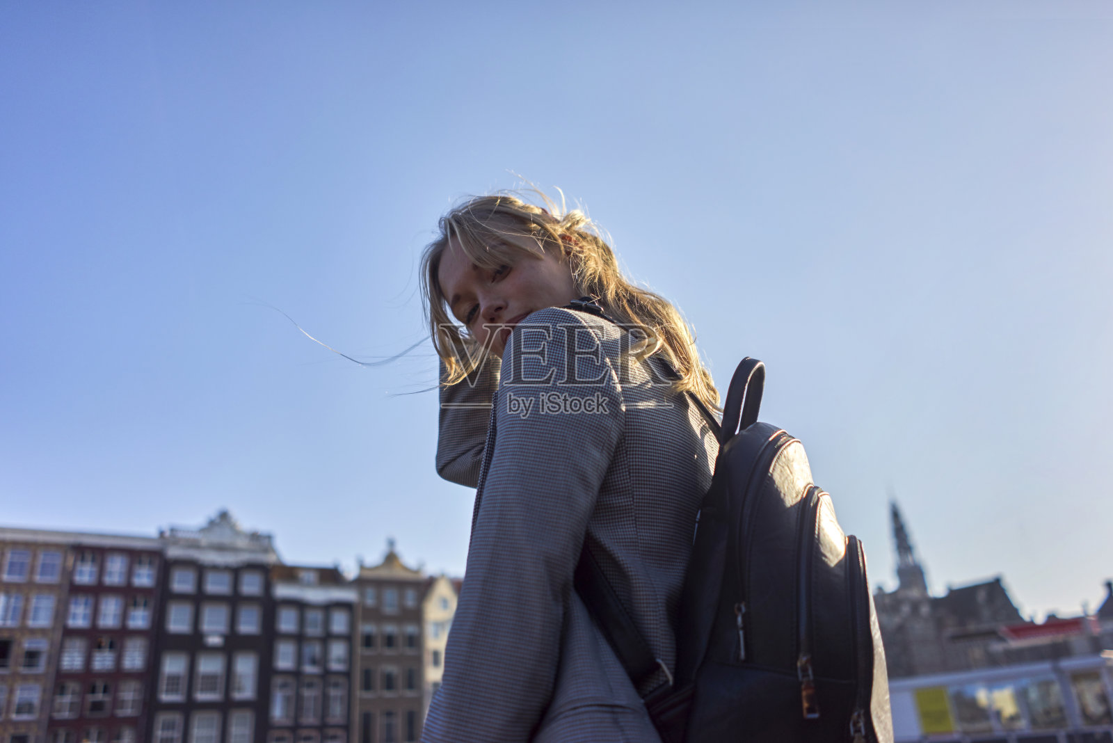 站在城市晴空前的女子肖像照片摄影图片
