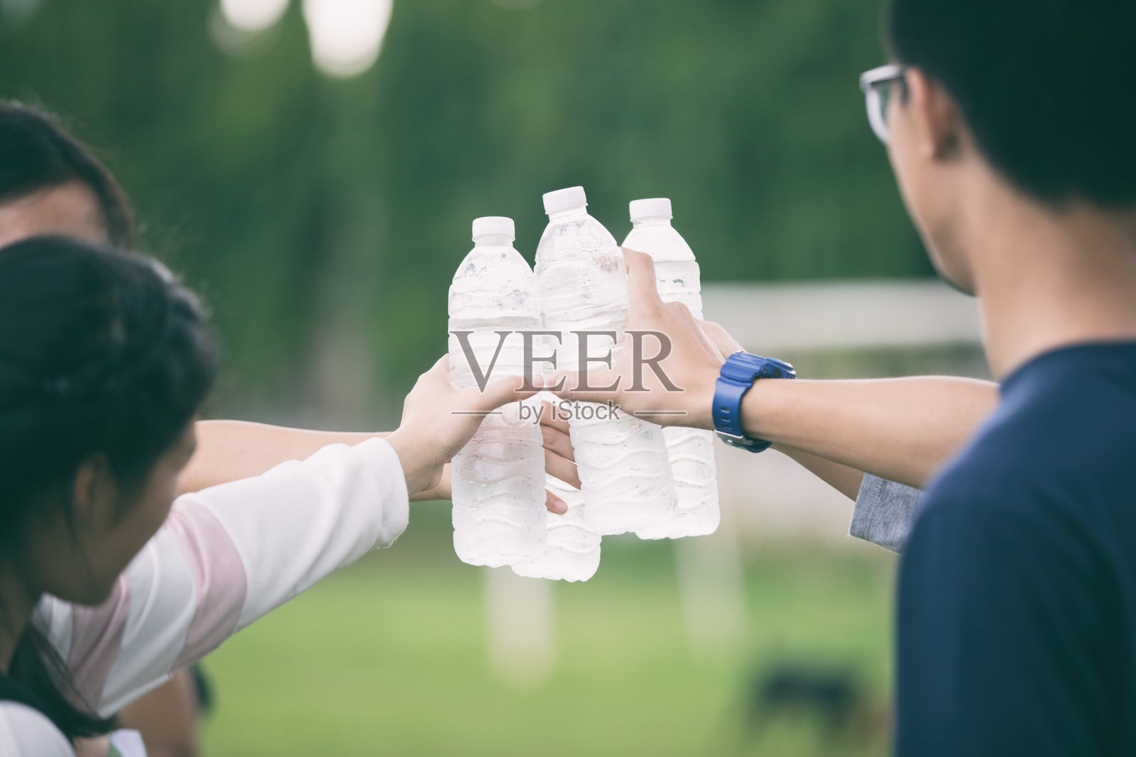 朋友们站在公园里敬酒的图片照片摄影图片