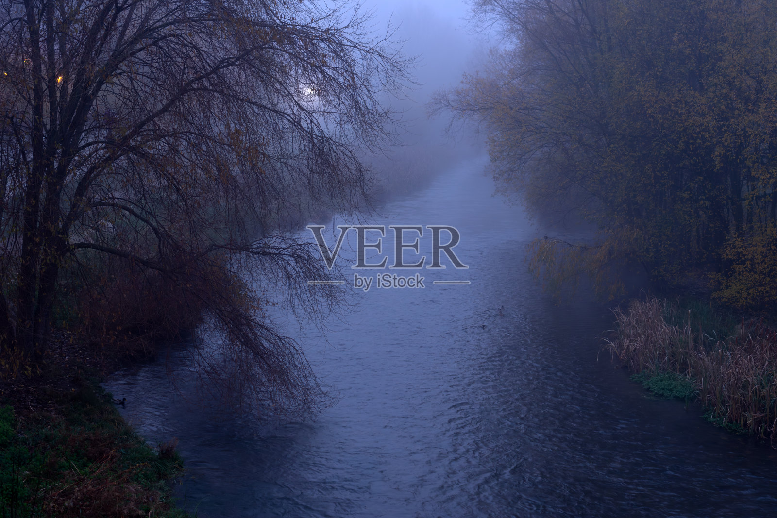 阿尔兰松河在布尔戈斯市的薄雾中。卡斯蒂利亚莱昂，西班牙。照片摄影图片