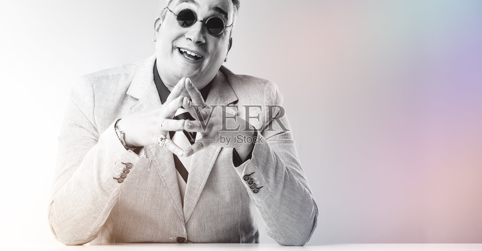 狡猾的推销员伸出手指策划商业计划照片摄影图片