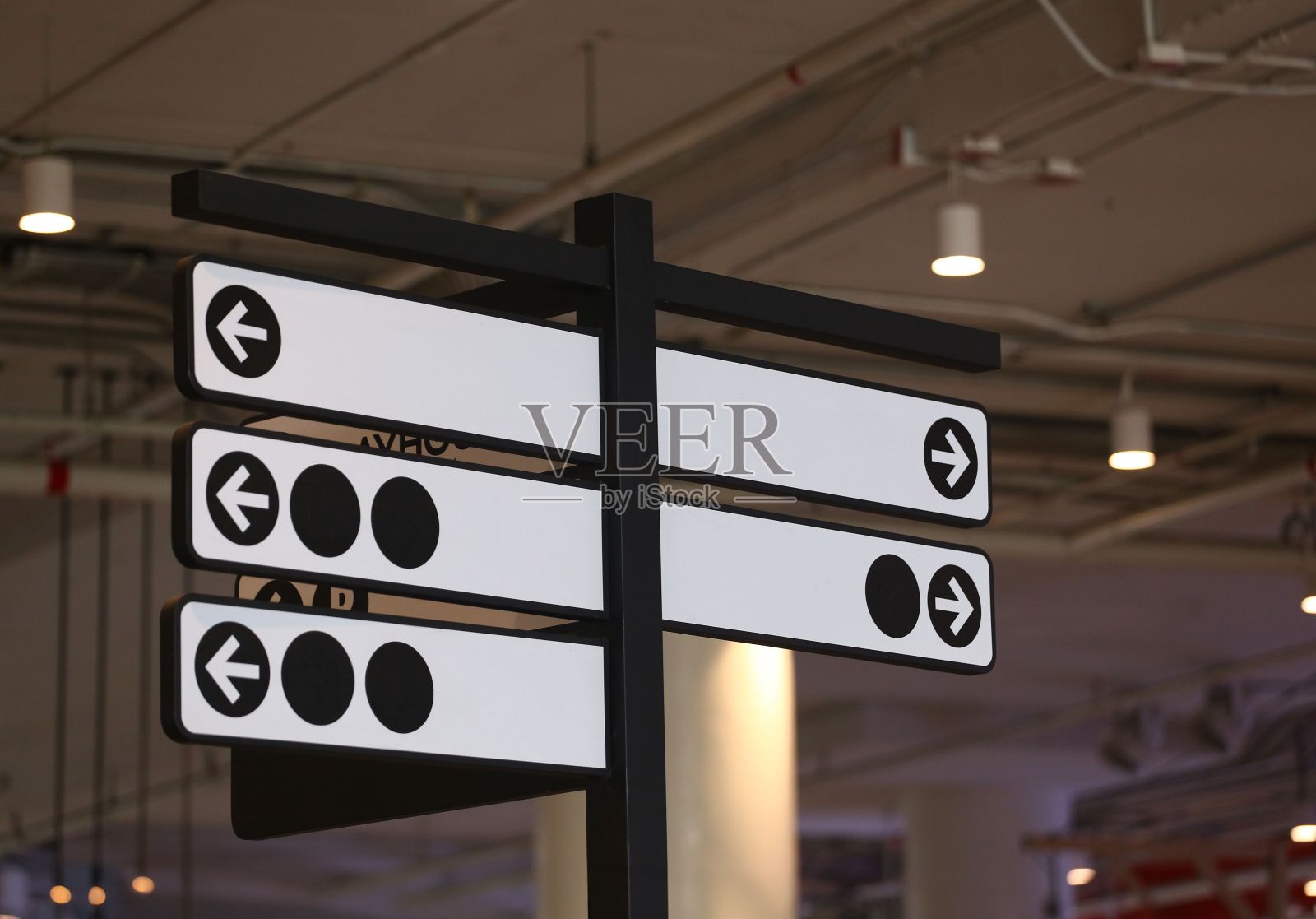 挂在电线杆上的空白指示牌。照片摄影图片