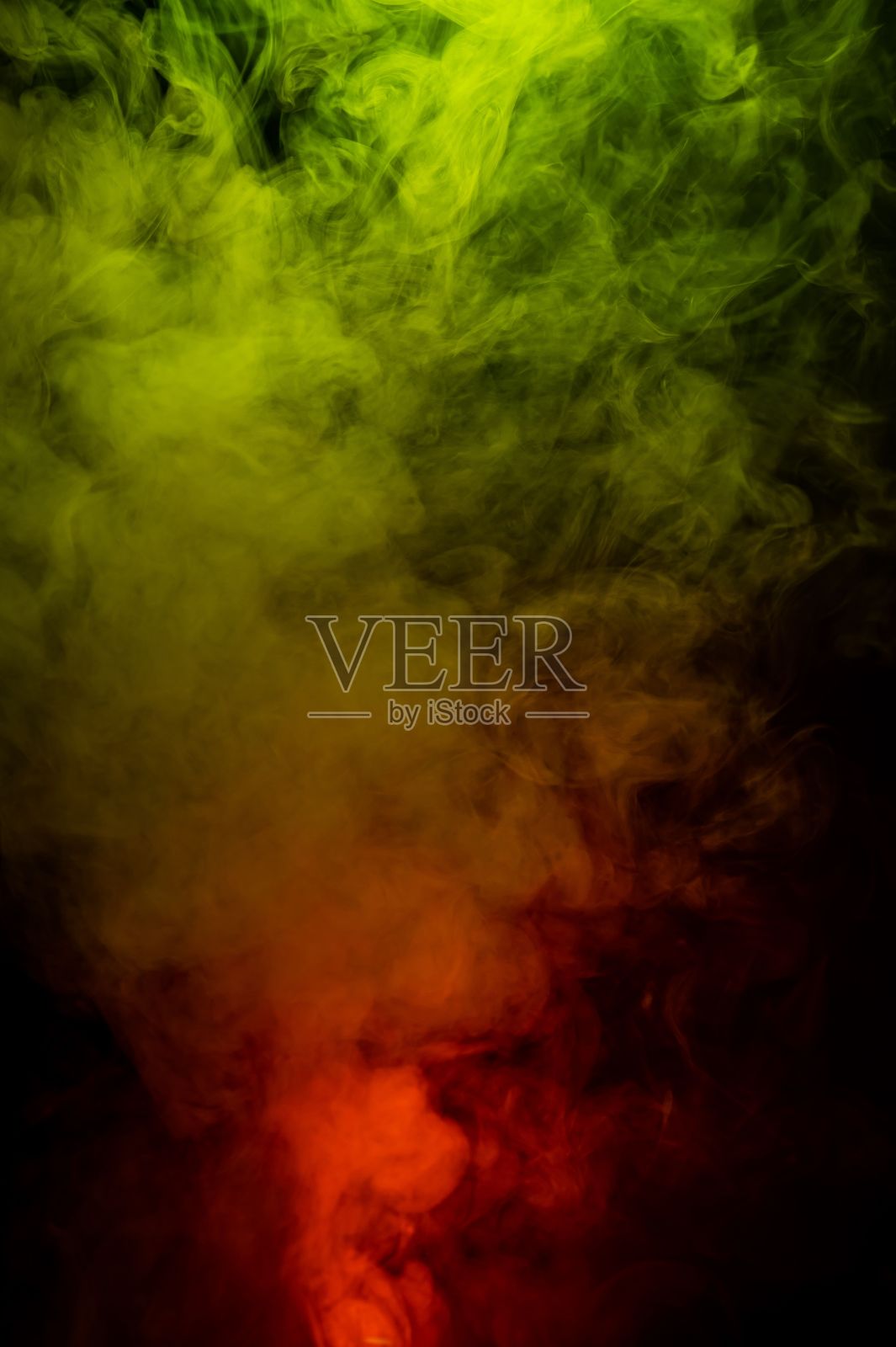 红黄色的烟雾在黑色的背景上扩散。照片摄影图片