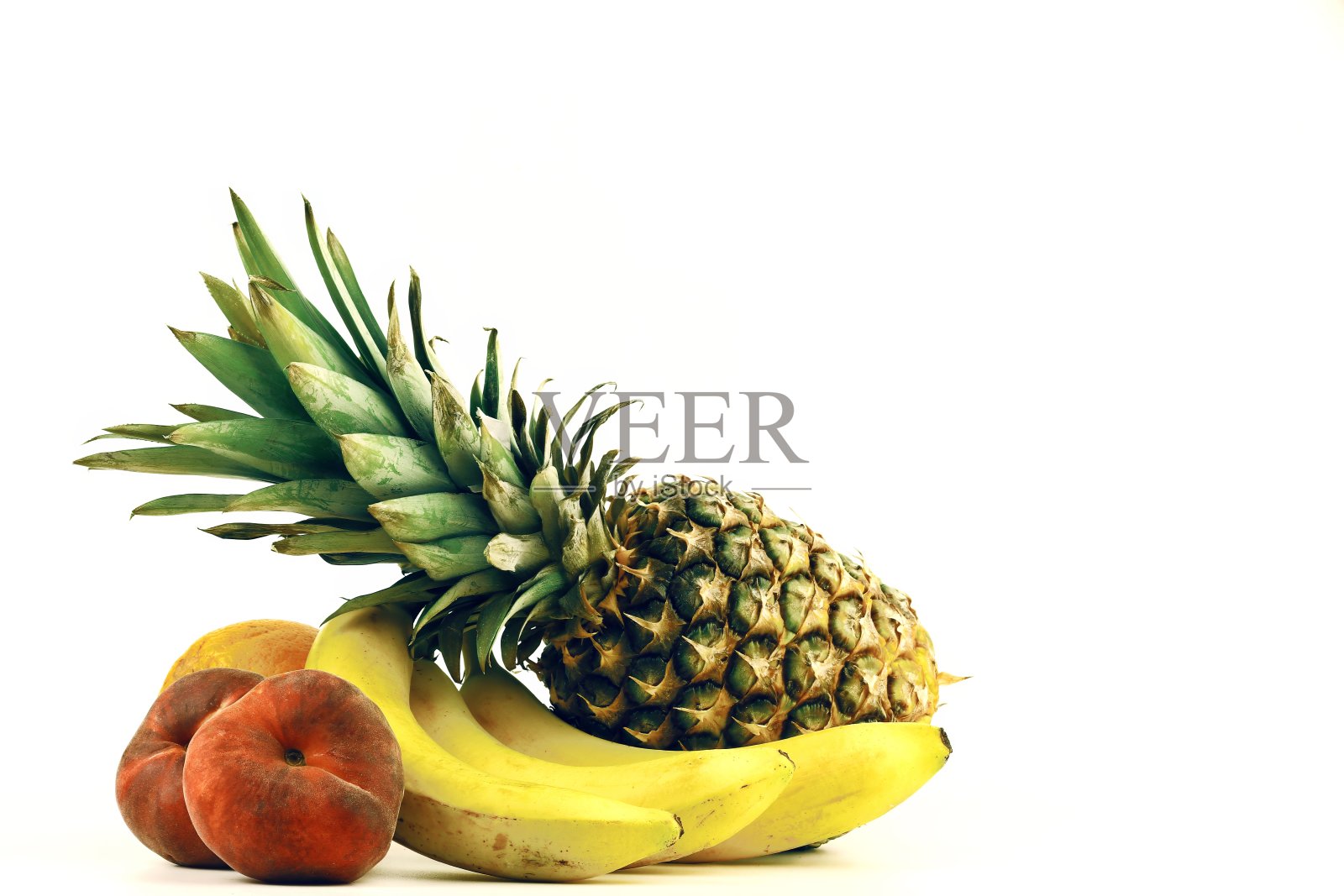 以菠萝、香蕉、苹果和橙子为背景，以艺术的方式展示各种新鲜水果照片摄影图片