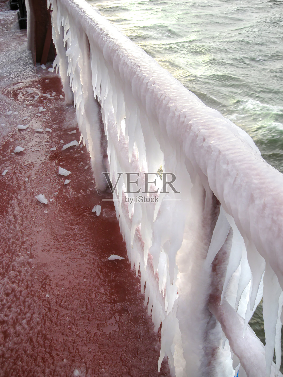 北方地区航运受到冰暴影响照片摄影图片