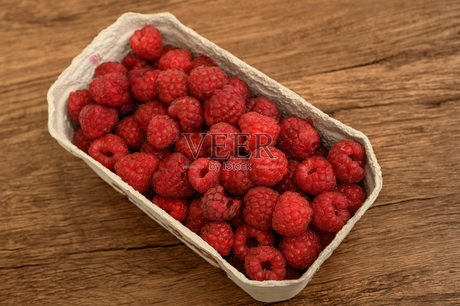 漂亮、成熟的夏季覆盆子放在木桌上照片摄影图片