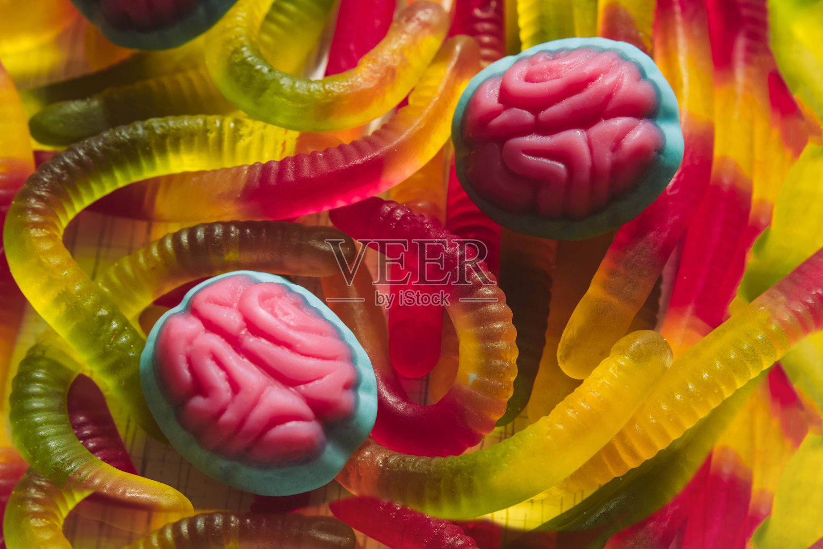 美味明亮的果冻糖果，蠕虫和大脑。照片摄影图片