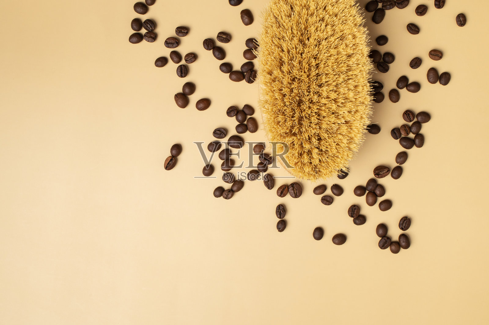 身体按摩刷，自然刷毛，米色背景上的咖啡豆。水疗，身体护理，在家按摩减肥。极简理念的环保化妆品配件照片摄影图片