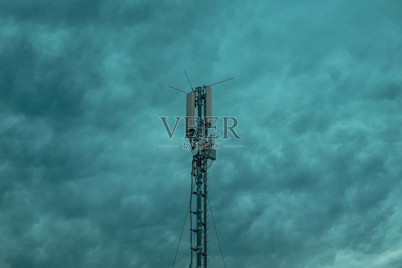 移动电话信号中继塔顶着多云的天空照片摄影图片