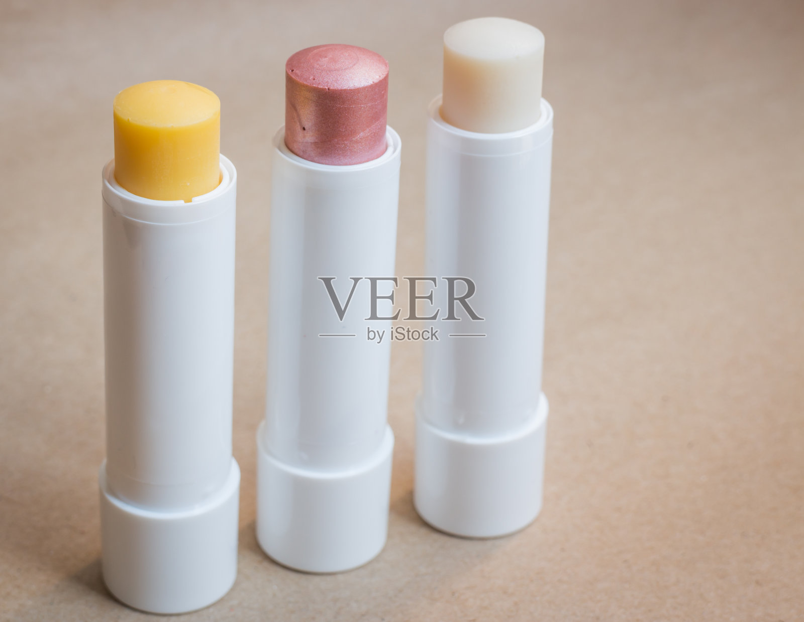 桌上的润唇膏特写照片摄影图片