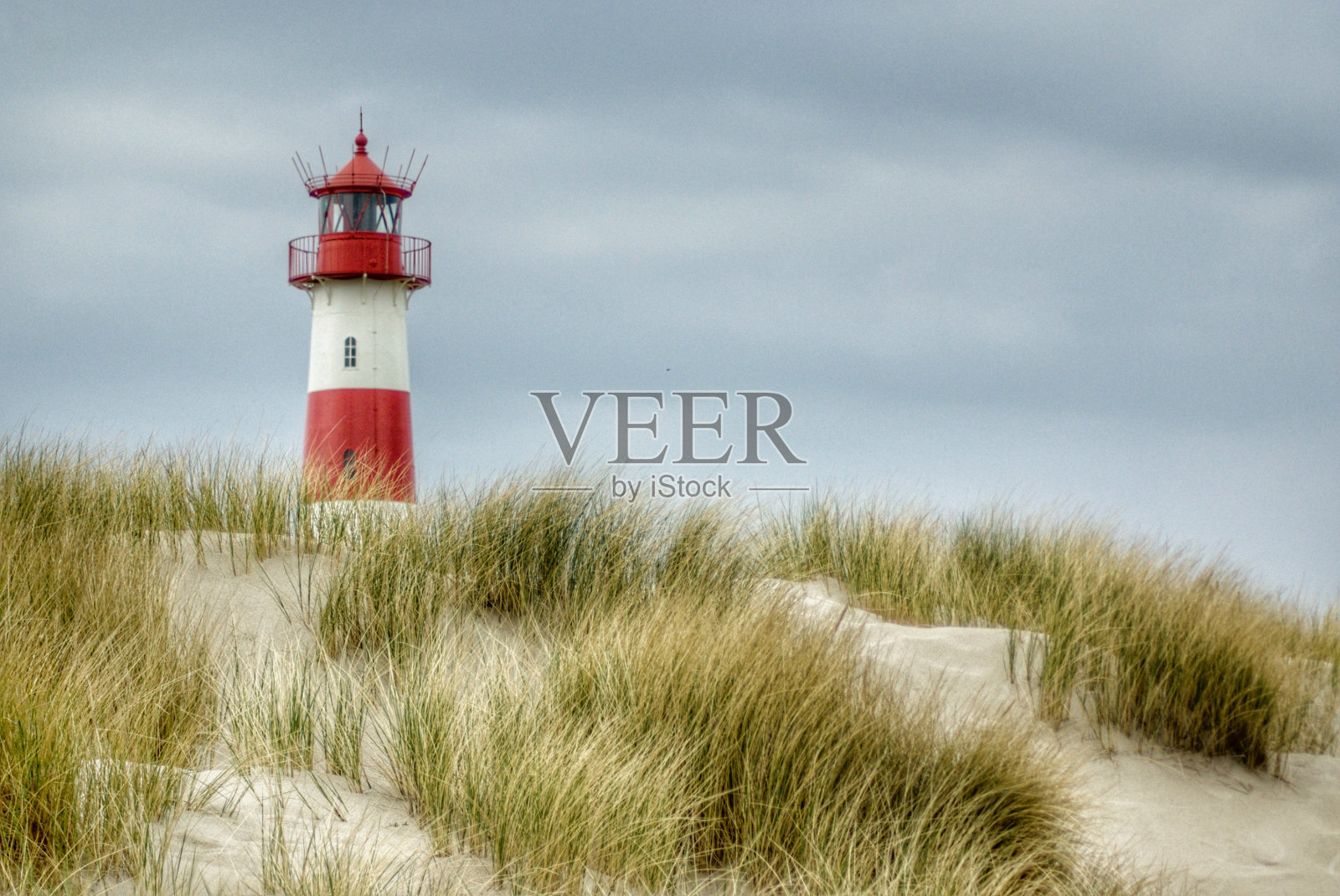 多云天空下的灯塔照片摄影图片