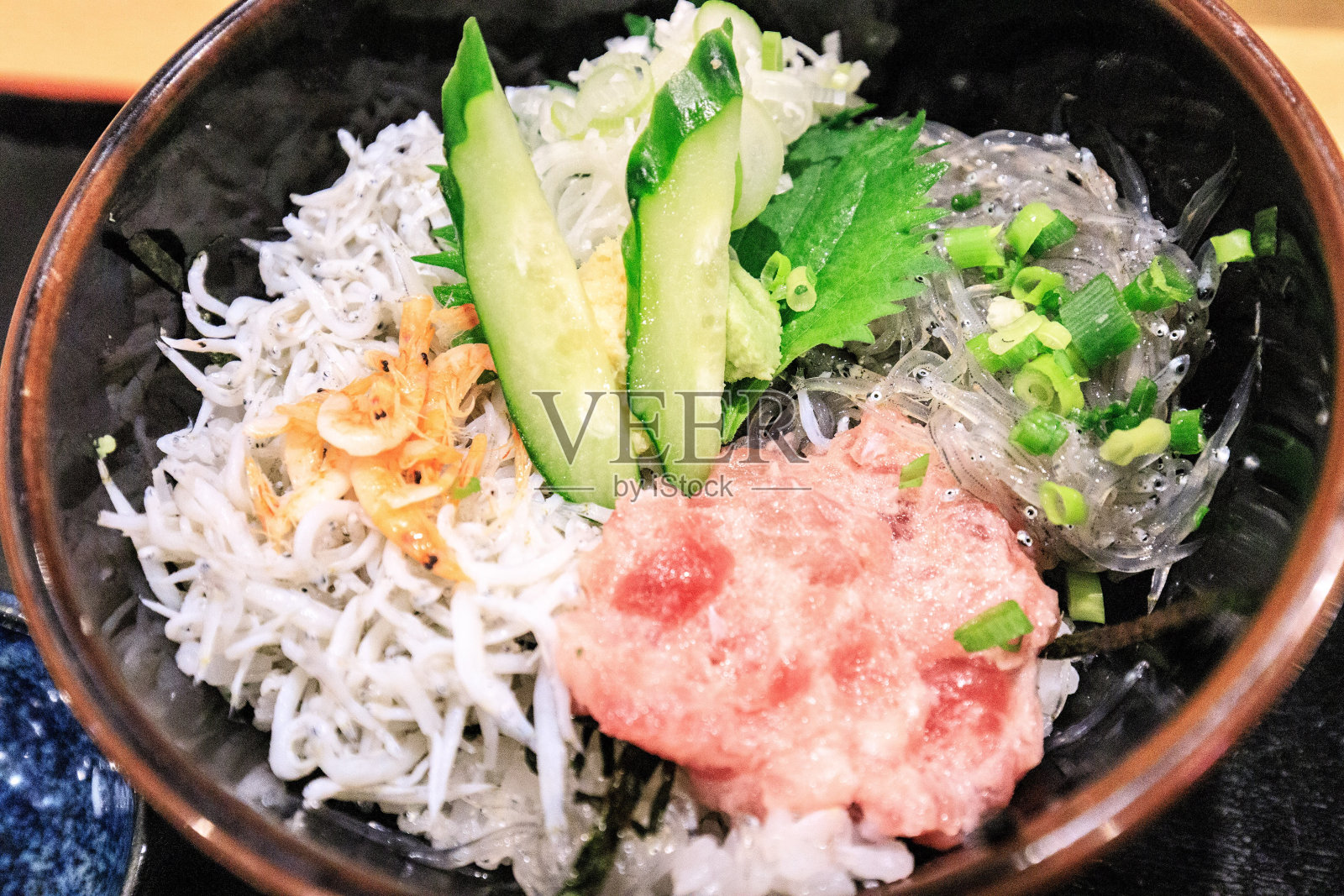 正宗的中国鲱鱼和金枪鱼鱼刺身饭碗美味照片摄影图片