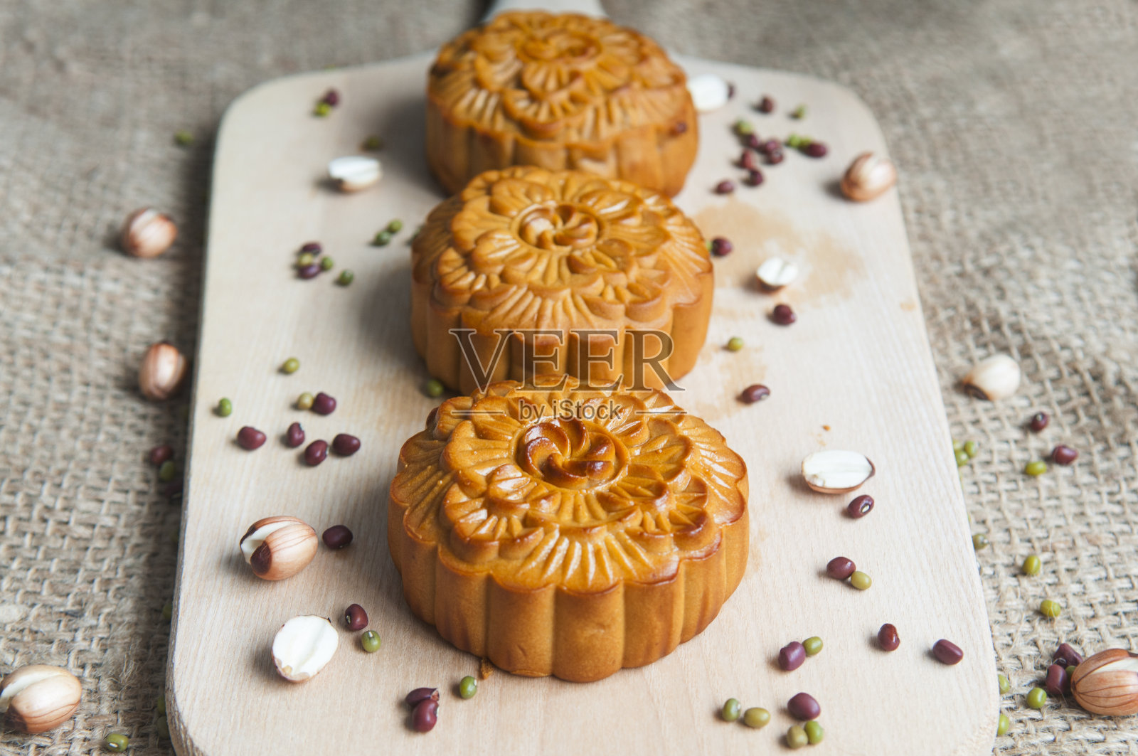 在切菜板上摆放有种子的月饼的高角度照片照片摄影图片