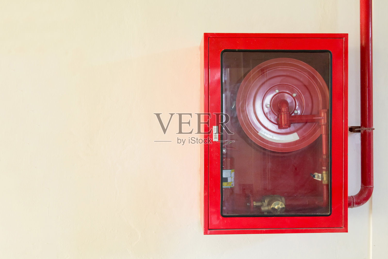 墙上消防水管特写照片摄影图片