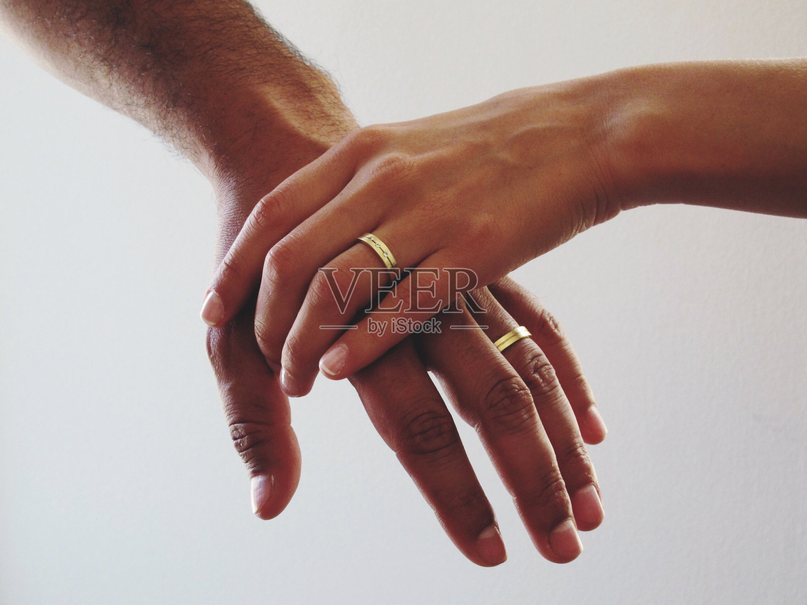 在白色背景下牵手的夫妇特写照片摄影图片