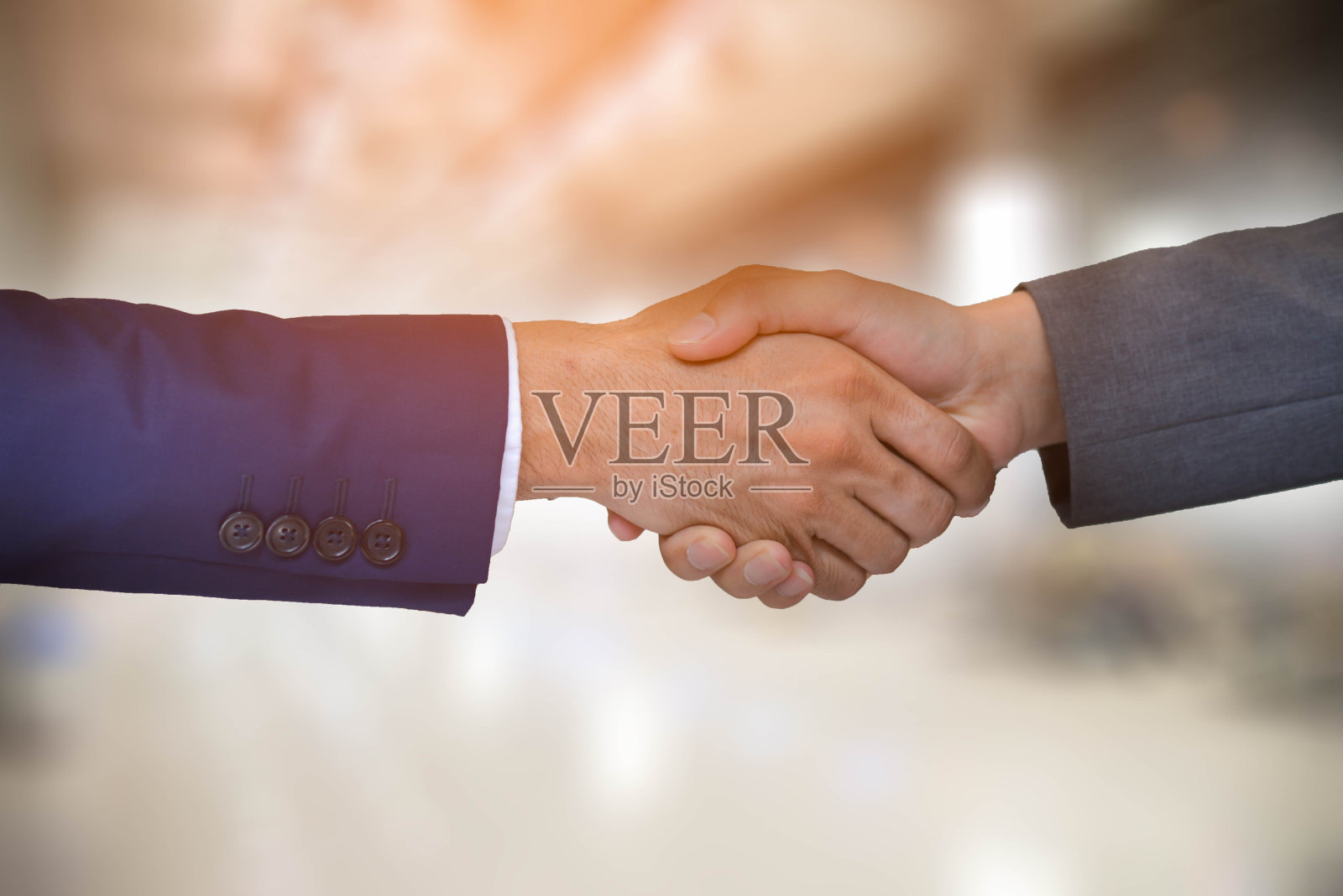 商人们握手的中间部分照片摄影图片