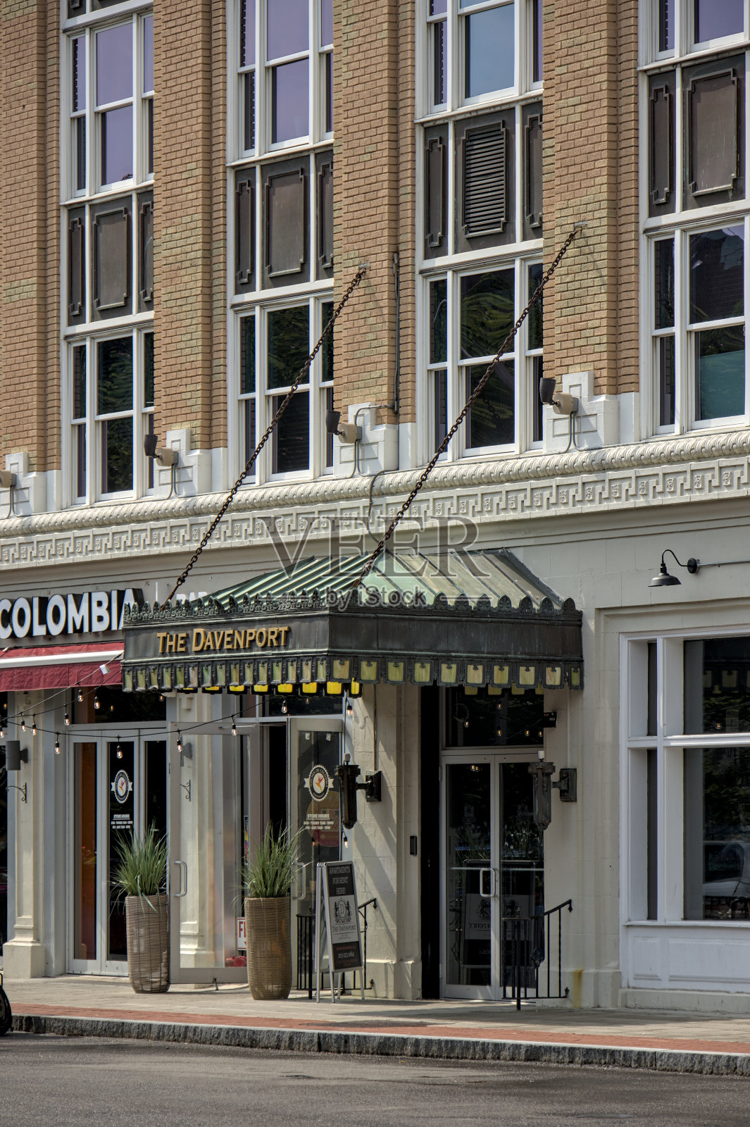 康涅狄格州斯坦福德哥伦比亚餐厅旁边的达文波特大楼。照片摄影图片