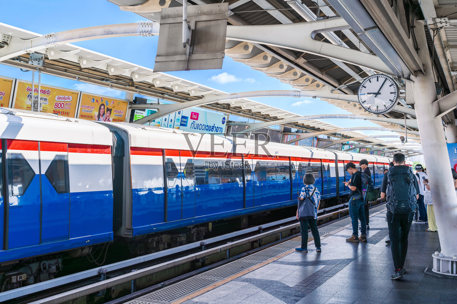 BTS Skytrain，即曼谷大众交通系统，旨在帮助人们在曼谷地区方便、轻松地出行。照片摄影图片