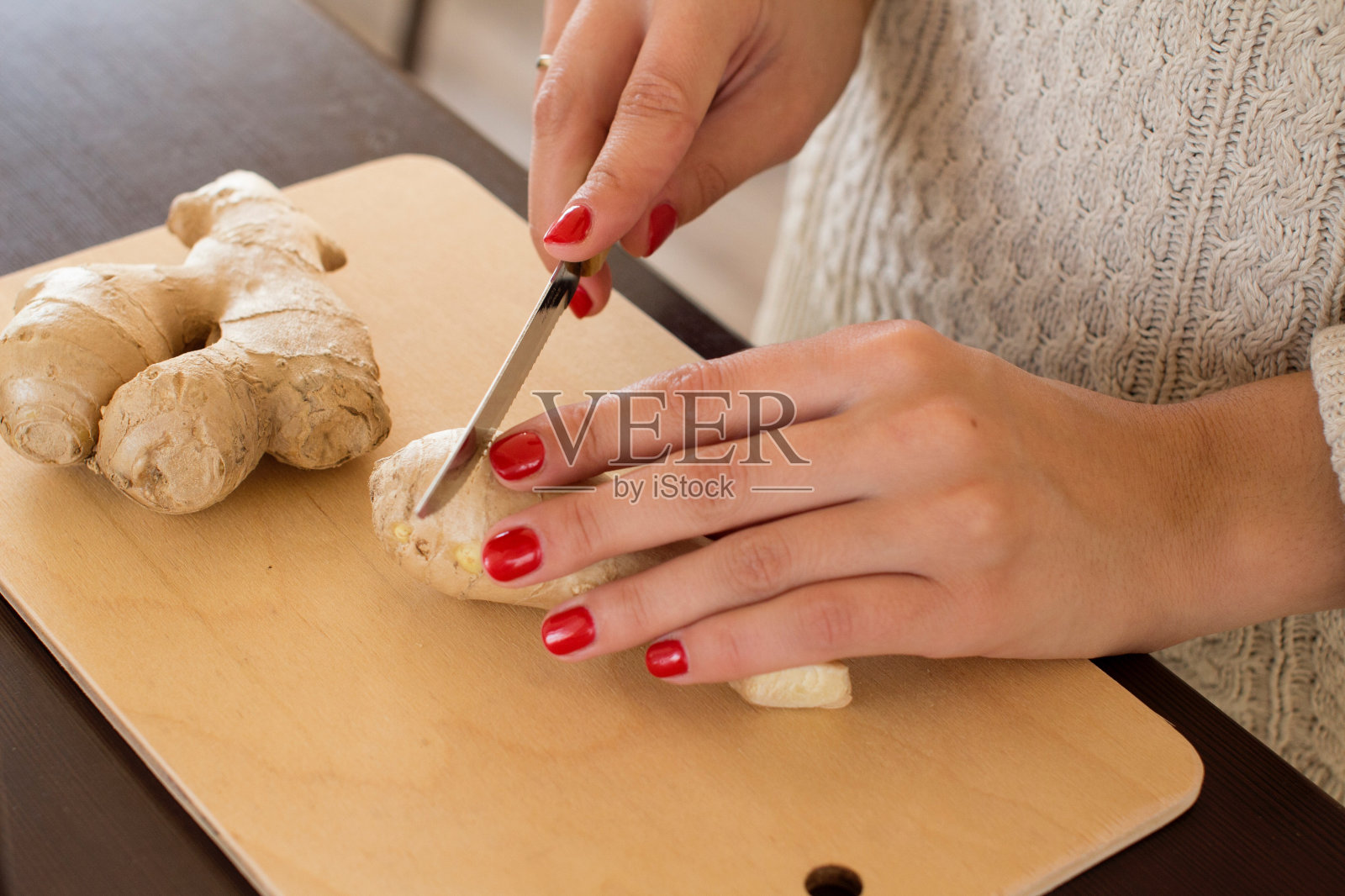 在家里的厨房里切姜的女人剪短的手照片摄影图片
