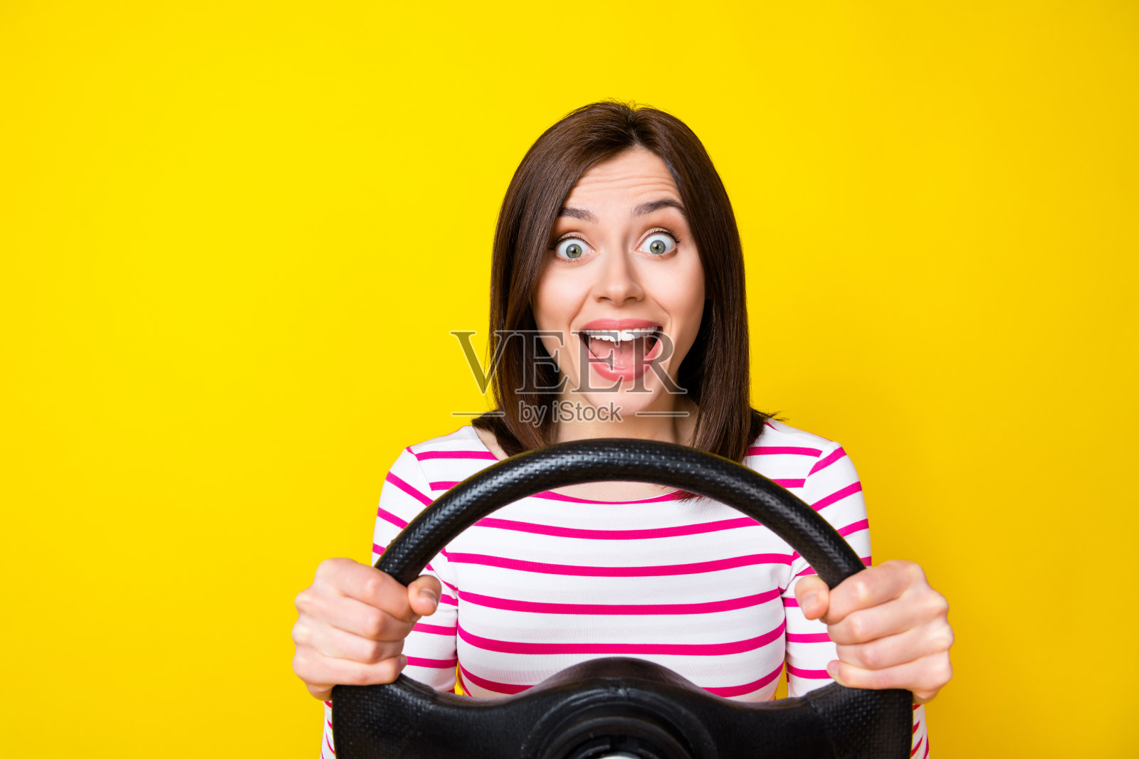 照片开朗时髦的疯狂女商人买新车的第一次试驾课孤立的黄色背景照片摄影图片