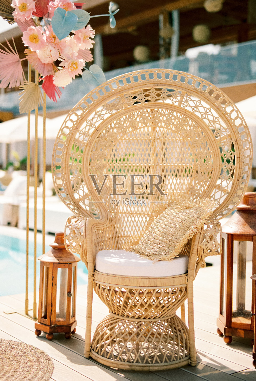 带靠垫的米色柳条扶手椅立在婚礼拱门附近照片摄影图片