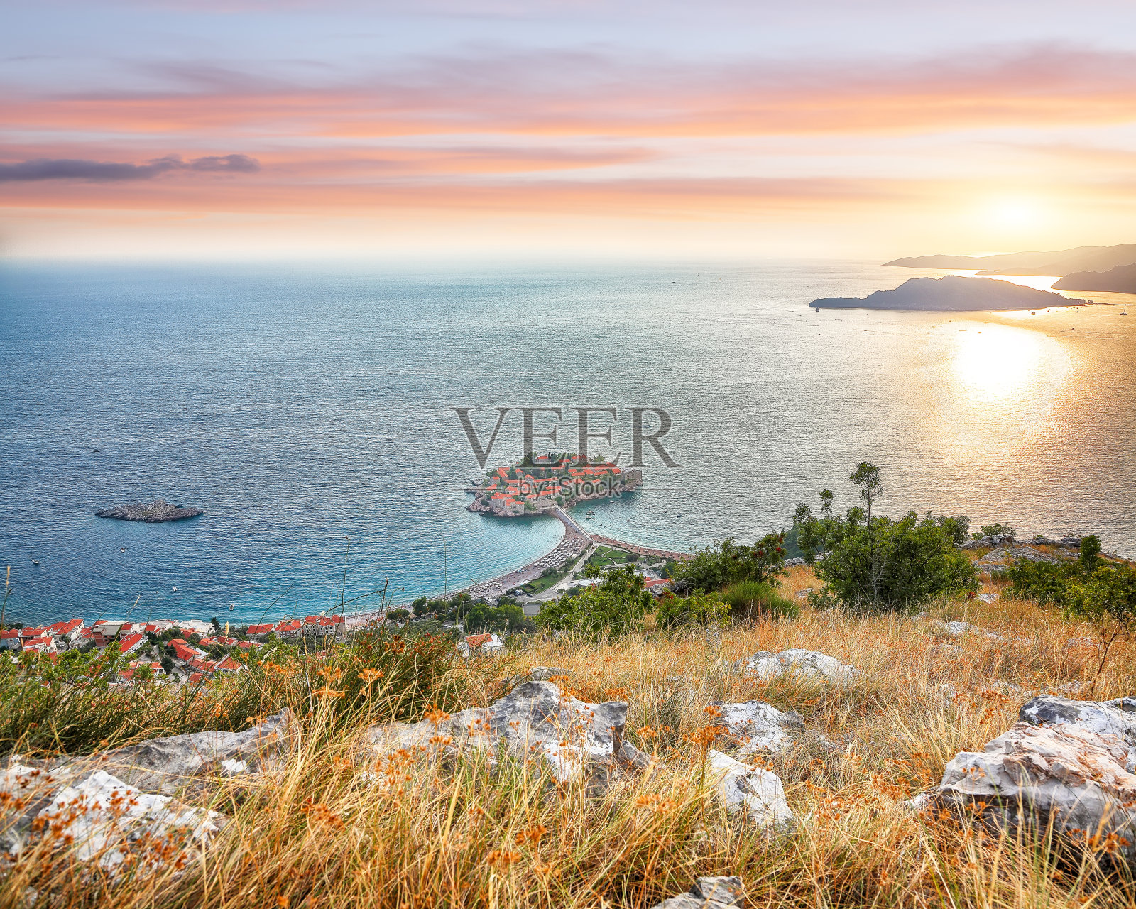 从布德瓦附近的圣萨瓦教堂观看亚得里亚海海岸和Sveti Stefan岛迷人的日落景色照片摄影图片