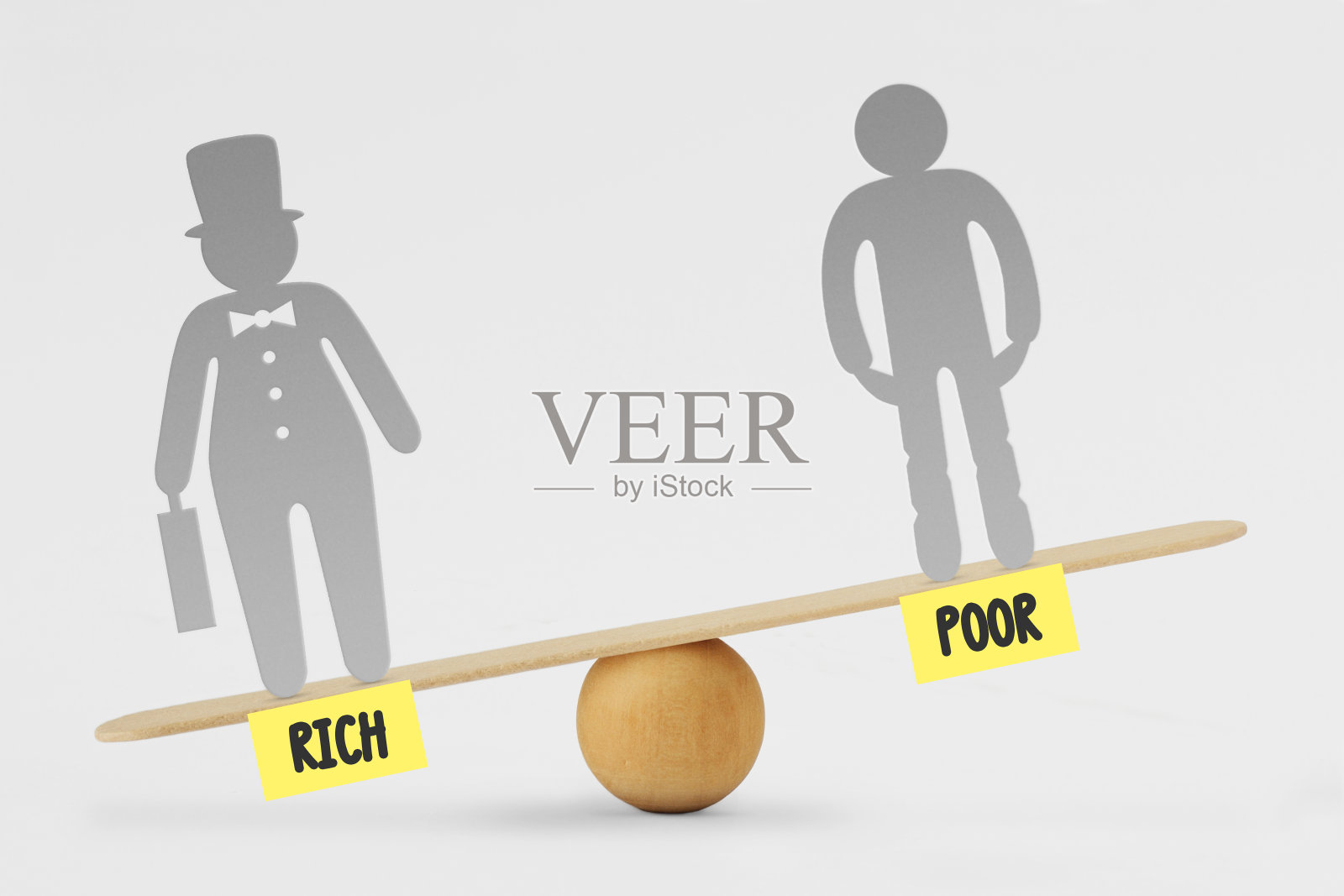 白色背景下的贫富比例尺特写照片摄影图片