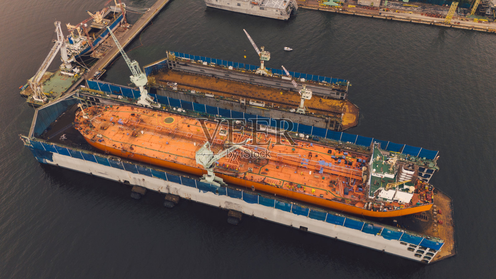 绿海航拍下的船厂滚装船维修与保养照片摄影图片