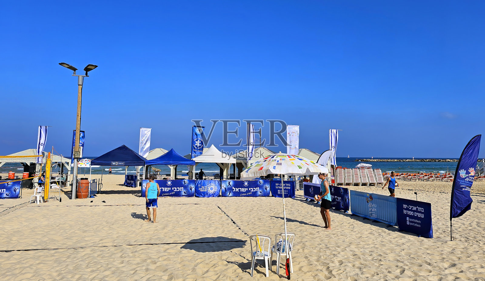 人们在特拉维夫的中心海滩打沙滩排球照片摄影图片