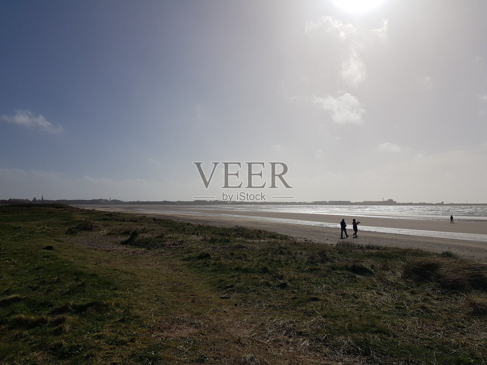 人们在英国苏格兰艾尔郡特伦的巴拉西海滩散步照片摄影图片